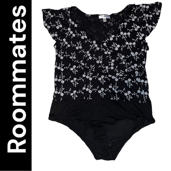 Nwt Roommates white Floral Top ruffle Bodysuit Size X-Large black v-neck button - Picture 2 of 10